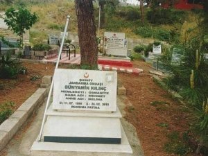 Şehitlikteki Bayrakları Çaldılar