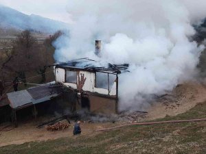 İ̇ftar Vakti Çıkan Yangında İki Katlı Ahşap Ev Küle Döndü