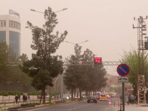 Diyarbakır’da Toz Bulutu Nedeniyle Gökyüzü Kızıla Büründü