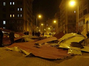 Bingöl’de Şiddetli Rüzgar Çatıları Uçurdu, Otomobiller Zarar Gördü
