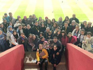 Gazeteci Çocuk Ve Eşleri Basın Tribününde