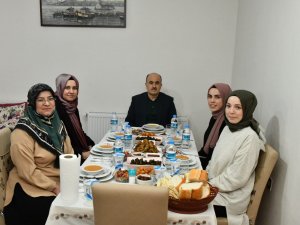 Vali Dağlı, 5 Kız Çocuğunu Okutan Aileyi Tebrik Etti