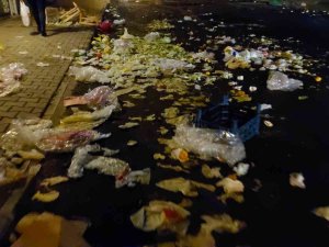 Her Pazarda Aynı Manzara: Tonlarca Çöpün Çilesini Temizlikçiler Çekiyor