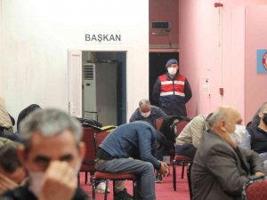 Jandarmayı Görünce Kumar Aletlerini Asitle Yok Etmek İstemişler: Sözde Sendikaya Kumar Baskını Kamerada