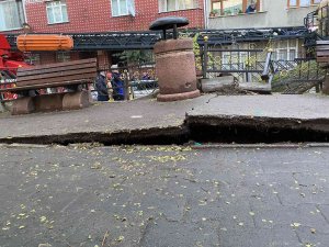 Esenler’de Yola Devrilen Ağaç Korku Dolu Anlar Yaşattı