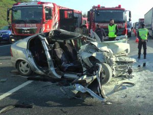Çekmeköy’de Otomobil Kamyona Hızla Çarptı: 1 Ölü, 1 Yaralı