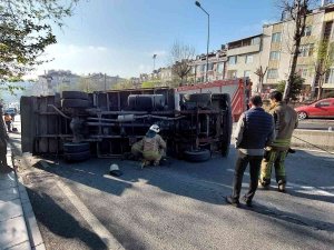 Yokuştan Çıkamayan Kamyonetin Devrilme Anı Kamerada
