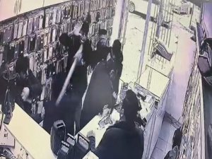 Telefon Dükkanında Sopa Ve Sandalyelerin Havada Uçuştuğu Kavga Kamerada