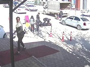 Aracın Altında Kalmaktan Saniyeyle Kurtuldu