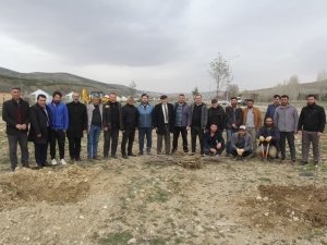 Bayburt’ta Bin 500 Meyve İle Bin Tane Gül Fidanı Toprakla Buluştu