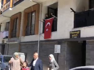 Bursa’daki Patlamada Şehit Olan Ceza İnfaz Memurunun Evine Türk Bayrağı Asıldı