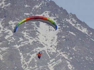 Yamaç Paraşütü Tutkunları Erek Dağı Eteğinde Antrenman Yapıyor