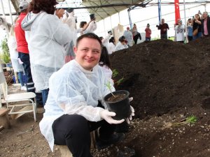 Konyaaltı’nda Down Sendromlu Çocuklar Saksılara Çiçek Dikti