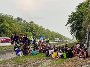 Malezya’da Gözaltı Merkezinden Kaçan Göçmenlere Araç Çarptı: 6 Ölü