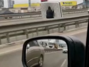 Kartal’da Motosiklet Sürücüsünün Yatakla Tehlikeli Yolculuğu Kamerada