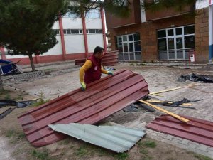 Ahlat’ta Fırtına Çatıları Uçurdu