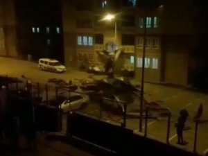 Bingöl’de Şiddetli Rüzgar Cami Minaresini Salladı: O Anlar Cep Telefonu Kamerasına Yansıdı