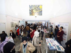 Deü, Gençlere Kariyer Fırsatları Sunmayı Sürdürüyor