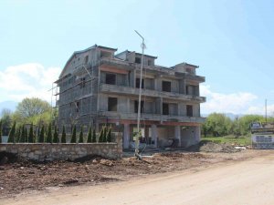 İ̇nşaat Halindeki Binadan Düşen Genç Yaralandı