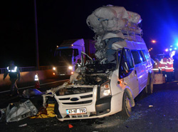 Düğünden dönen minibüs kamyona çarptı 6 ölü, 11 yaralı