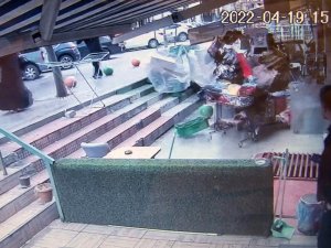 Başkentte Kontrolden Çıkan Araç İş Yerine Girdi