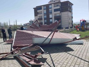 Fırtına Binanın Çatısını Uçurdu, 3 Araç Hasar Gördü