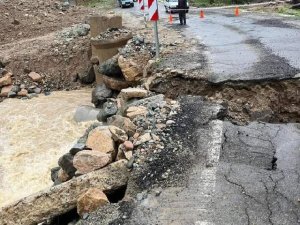Giresun’da Dere Taştı: Yağlıdere-alucra Karayolu Ulaşıma Kapandı