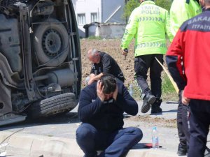 Kargo Şirketi Kamyonu İle Çarpışan Hafif Ticari Araç Devrildi: 2 Yaralı