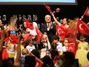 Miniklerin 23 Nisan Gösterisi İlgiyle İzlendi