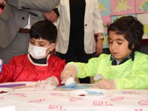 Elazığ’da Minik Öğrenciler Ahşap Boyama Etkinliğinde