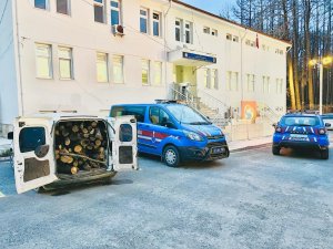 Kesim Sahasından Çaldıkları 1 Ton Odunla Yakalandılar