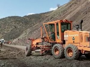 Tunceli-erzincan Kara Yolunda Heyelan Meydana Geldi, Yol Bir Süre Trafiğe Kapandı