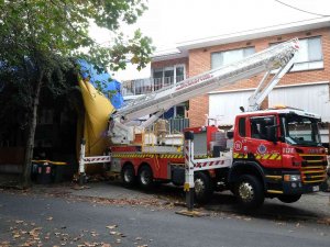 Melbourne’de 12 Kişiyi Taşıyan Sıcak Hava Balonu Caddeye Acil İniş Yaptı