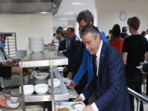 Rektör Elmacı Öğrencilerle İftar Yaptı