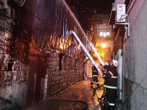 Depo Yangını Geceyi Gündüze Çevirdi