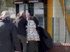Bursa’da Dilencilerin Tekme Tokatlı ‘’Bölge’’ Kavgası