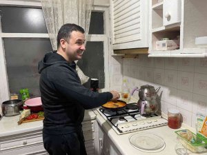 Bağatar, Sahurda Konuk Olduğu Öğrenci Evinde Menemen Pişirdi