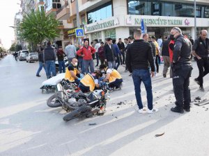 Otomobil İle Motosiklet Çarpıştı: 1’i Ağır 2 Yaralı