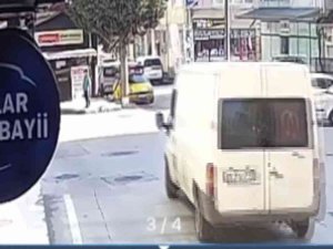 Freni Boşalan Minibüs Ağaca Çarparak Takla Attı. O Anlar Güvenlik Kamerasına Yansıdı