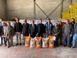 Altıntaş’ta Çiftçilere Yüzde 75 Hibeli Yağlık Ayçiçeği, Nohut Ve Kuru Fasulye Tohumu Dağıtıldı