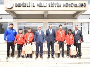 Denizli’nin Genç Güreşçilerinden Minderde 4 Madalta