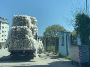 Sultanbeyli’de Aşırı Yük Dolu Olan Kamyonetin Tehlikeli Yolculuğu Kamerada
