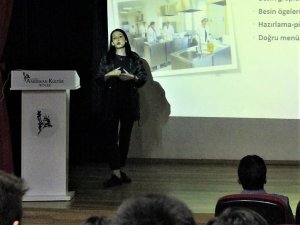 Kolej Öğrencilerine Beslenme Eğitimi