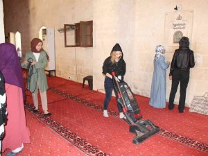 Mardin’de Üniversite Öğrencileri Tarihi Ulu Cami’yi Temizledi