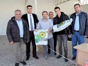 Afyonkarahisar’da 13 Bin 400 Kilogram Ayçiçek Tohumu Dağıtıldı