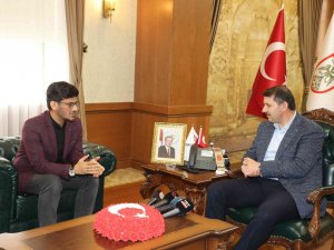 Vekil İmam Ezanı Güzel Okuma Yarışmasında Dünya Birincisi Oldu