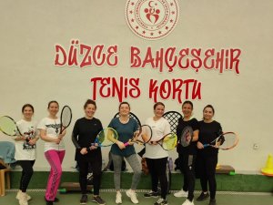 Çocuklar Okula Anneler Tenise Gidiyor