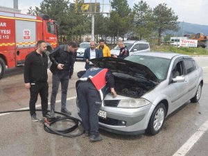 Kırmızı Işıkta Beklerken Alev Alan Yandı