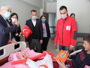 Hastanede Yatan Minikleri Sevindiren Sürpriz