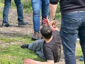 Babasının Mezarını Ziyaret Etti, Vuruldu